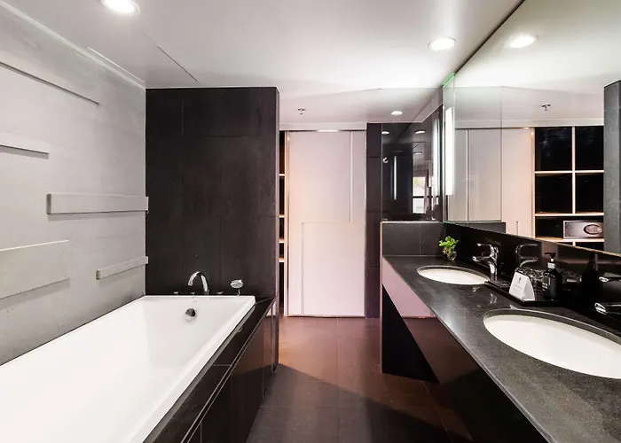 Western Sukhumvit 20 Hotel 4*